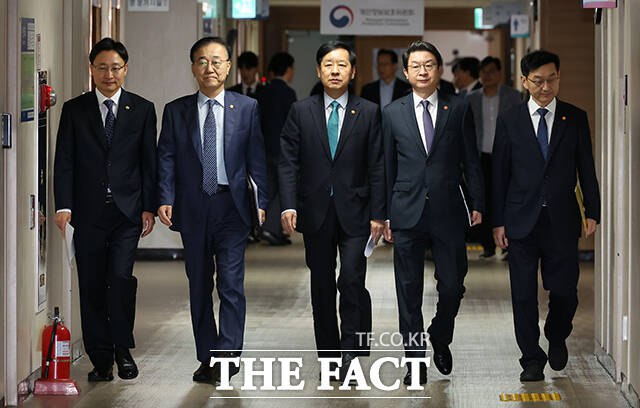 구윤철 부총리 겸 기획재정부 장관(가운데)과 김윤덕 국토교통부 장관, 윤창렬 국무조정실장, 이억원 금융위원장, 임광현 국세청장이 지난 15일 오전 서울 종로구 정부서울청사에서 열린 주택시장 안정화 대책 관계부처 합동브리핑에 참석하고 있다. /임영무 기자