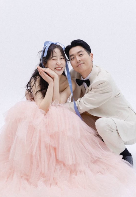 방송인 나누리(왼쪽)와 코미디언 오지환이 10월 18일 결혼식을 올린다. /오지환 SNS