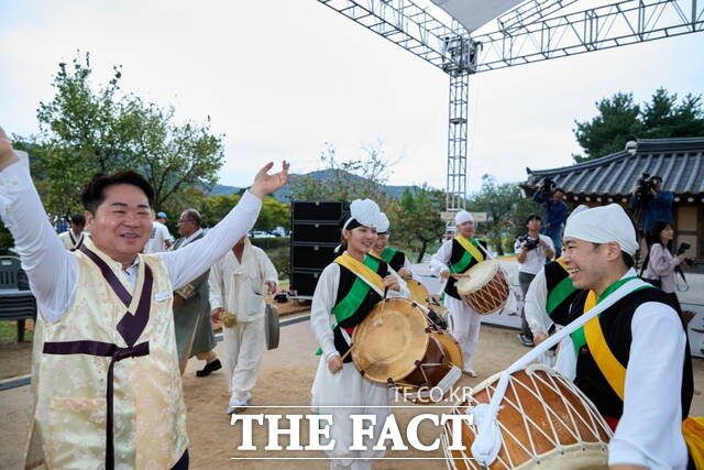 아산시 제24회 짚풀문화제 개막식 현장 – 전통과 현대가 어우러진 흥겨운 한마당이 펼쳐지고 있다. /아산시