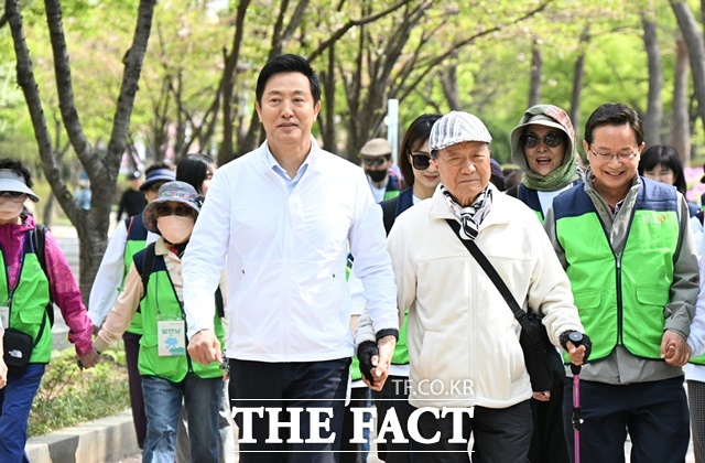 오세훈 서울시장이 지난해 4월 12일 오전 10시 여의도공원에서 열린 제10회 서울시 한마음 치매극복 걷기행사에서 어르신과 손을 잡고 걷고 있다. /서울시