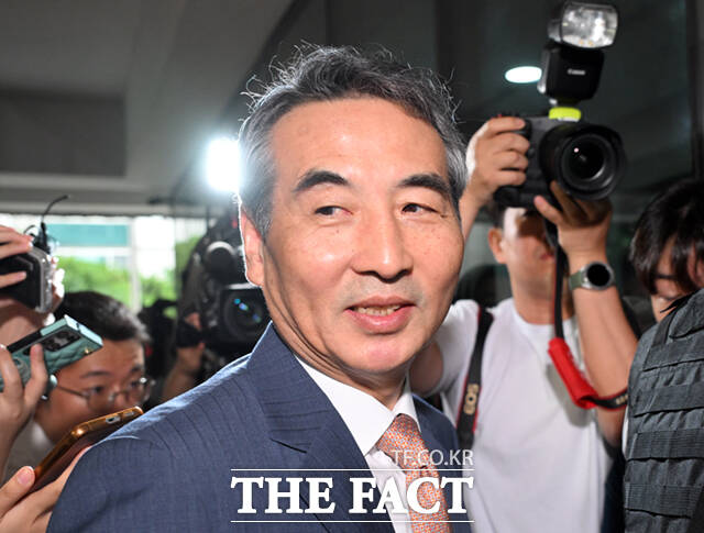 [더팩트ㅣ이새롬 기자] 윤석열 전 대통령의 부인 김건희 여사 의혹 관련 사건 수사를 맡은 민중기 특별검사가 25일 오전 서울 서초구 사무실에 출근하며 취재진의 질의에 답하고 있다.