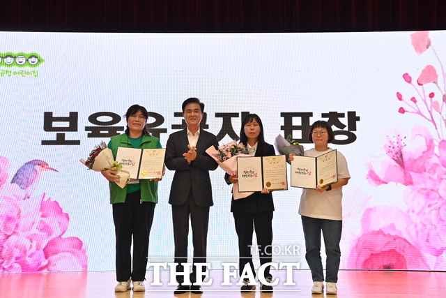 18일 논산 국민체육센터서 열린 충남공공형어린이집연합회 화합의 축제에서 김태흠 지사가 우수 보육린들에게 표창장을 전닿한 후 기념촬영을 하고 있다. /충남도