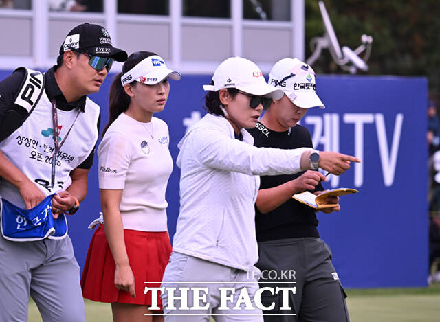 이율린(왼쪽)과 박지영이 바뀐 홀의 위치를 확인하고 있다.