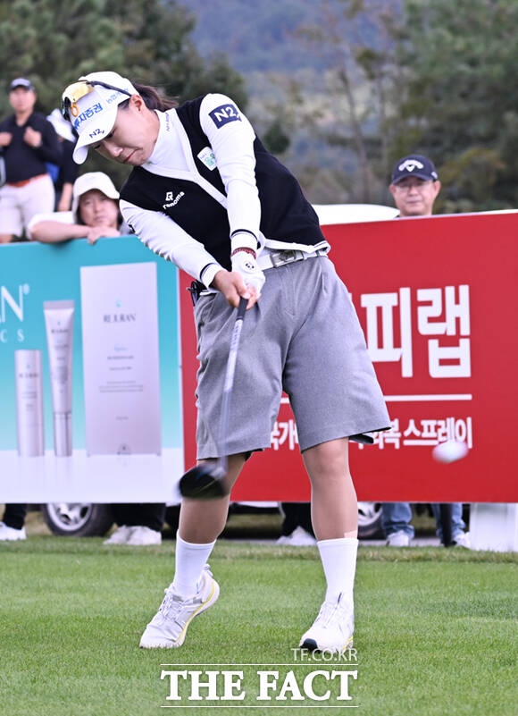 정윤지가 19일 경기 양주 레이크우드CC에서 열린 KLPGA(한국여자프로골프)투어 상상인·한경 와우넷 오픈 2025 최종라운드 경기에 참가해 9번홀에서 티샷을 하고 있다. /양주=이새롬 기자