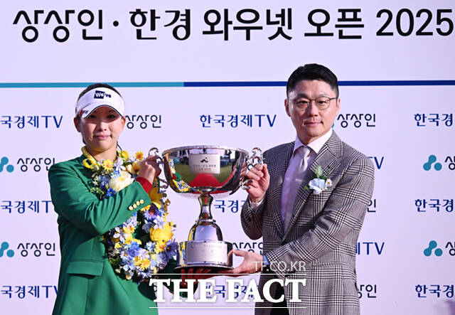 유준원 상상인그룹 대표(오른쪽)가 19일 경기 양주 레이크우드CC에서 열린 KLPGA(한국여자프로골프)투어 상상인·한경 와우넷 오픈 2025 최종라운드에서 우승자 이율린에게 트로피를 전달하고 있다. /양주=이새롬 기자