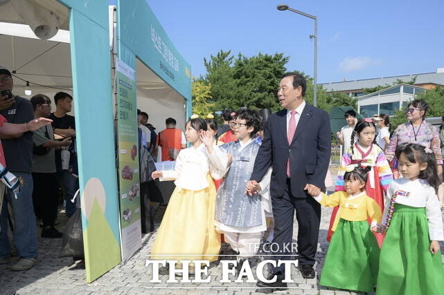 최민호 세종시장이 어린이들과 함께 한글문화도시행사에 참여하고 있다. /세종시