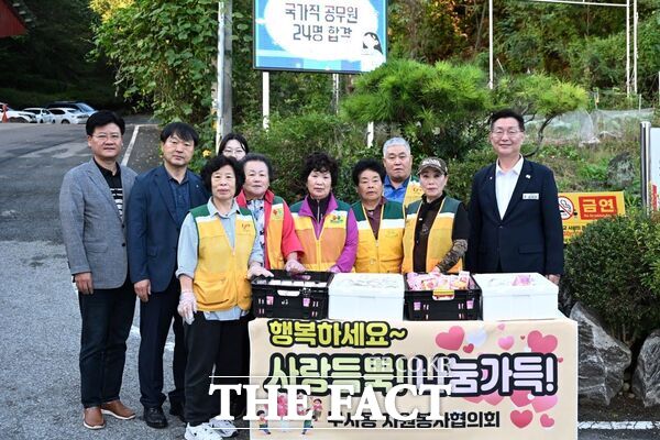 대전 중구 부사동 자원봉사협의회는 17일 사랑의 주먹밥을 직접 만들어 아침밥을 거르는 관내 고등학교(신일여고·청란여고) 학생 400여 명을 대상으로 등굣길 나눔 행사를 진행했다. /대전 중구