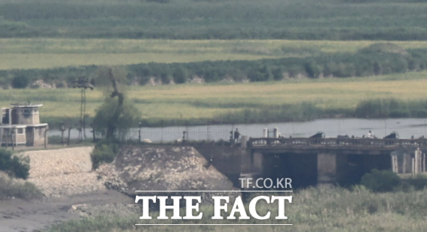 북한의 정권수립일(9.9절)을 하루 앞둔 지난 8일 인천 강화군 강화평화전망대에서 바라본 북한 황해북도 개풍군의 한 마을 인근 다리에서 북한군이 경계근무를 서고 있다. /뉴시스