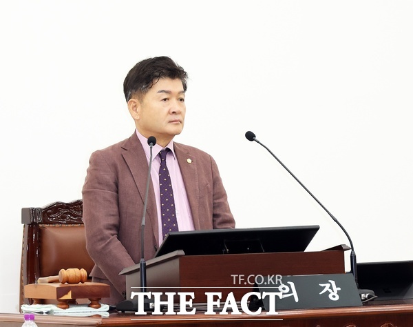 대전 유성구의회는 17일 제281회 임시회를 개회하고 구정질문을 비롯해 조례안과 동의안 등 안건을 처리했다. 김동수 의장이 개회사를 하고 있다. /유성구의회