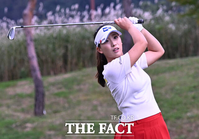 이율린이 19일 경기 양주 레이크우드CC에서 열린 KLPGA(한국여자프로골프)투어 상상인·한경 와우넷 오픈 2025 최종라운드 경기에 참가해 9번홀에서 세컨샷을 하고 있다. /양주=이새롬 기자