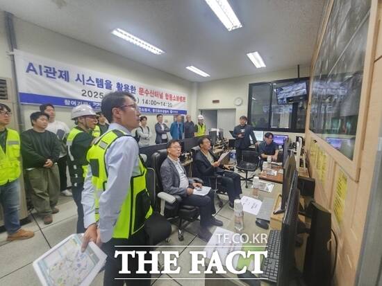 경기도가 AI 기술을 활용한 맞춤형 도로·터널 안전관리시스템을 도입하기 위해 지난 15일 경기 용인 문수산 터널에서 도, 소방본부, 경찰청 등의 협력으로 AI를 활용한 연기 감지 및 주요 기능을 종합적으로 시험하고 있다. /경기도