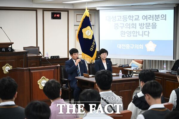 대전 중구의회는 17일 대전대성고등학교 학생들을 대상으로 의회 견학프로그램을 진행했다. 오은규 의장과 김옥향 부의장이 학생들과 토론을 하고 있다. /대전 중구의회
