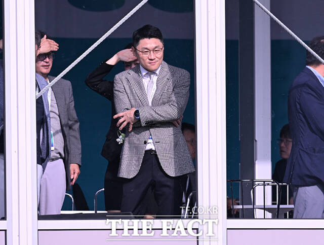 유준원 상상인그룹 대표가 19일 경기 양주 레이크우드CC에서 KLPGA(한국여자프로골프)투어 상상인·한경 와우넷 오픈 2025 최종라운드 경기를 관람하고 있다. /양주=이새롬 기자