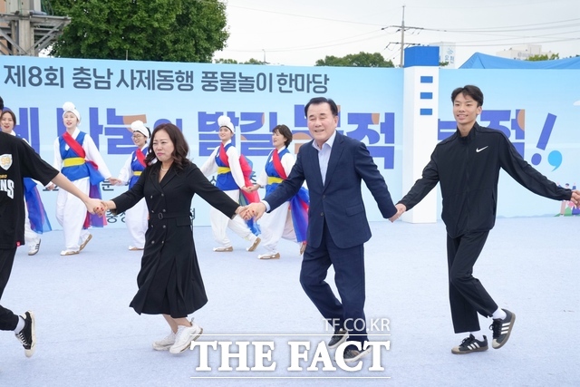 18일 충남 홍주읍성 여하정 일원에서 열린 ‘제8회 충남 사제동행 풍물놀이 한마당’에 김지철 교육감을 비롯한 참가 교원들이 풍물놀이 팀과 함께 어우러져 흥을 돋구고 있다. /충남교육청