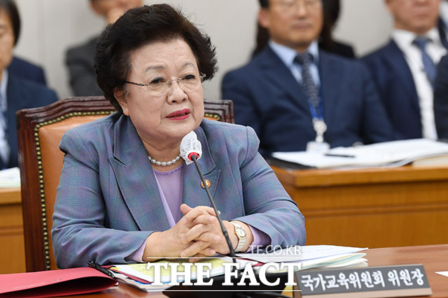 김건희 여사 연루 의혹을 수사하는 민중기 특별검사팀이 매관매직 의혹을 받는 이배용 전 국가교육위원장을 처음으로 불러 조사한다. 이배용 국가교육위원회 위원장이 11일 오전 서울 여의도 국회에서 열린 교육부 국정감사에 참석해 의원질의에 답변을 하고 있다./남용희 기자