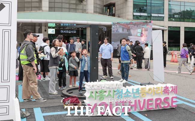 시흥시청소년동아리축제에서 청소년들이 야외오락실을 즐기고 있다. /시흥시