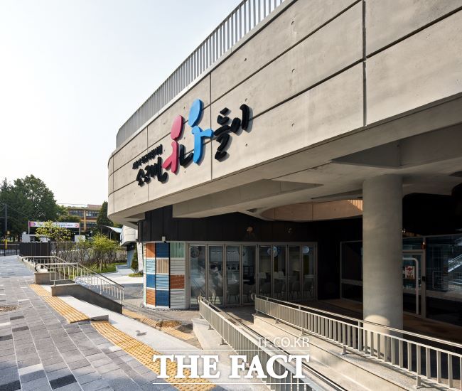 소래초등학교 내 학교복합시설 ‘소래너나들이’ 전경. /시흥시