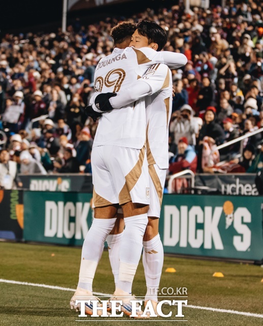 LAFC의 공격을 이끌고 있는 흥부 듀오의 감격적 포옹./LAFC