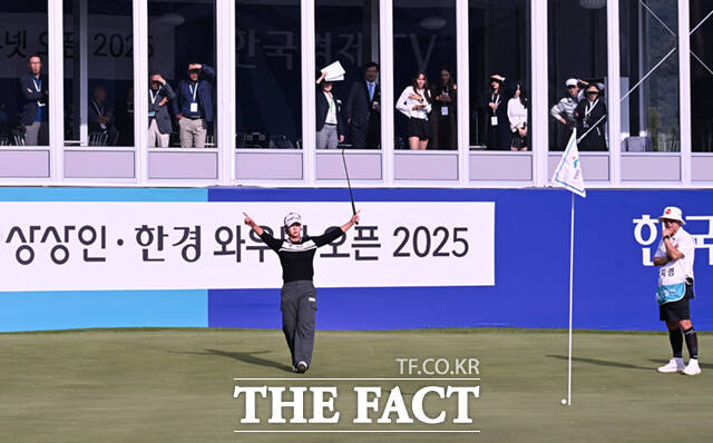 박지영이 19일 경기 양주 레이크우드CC에서 열린 KLPGA(한국여자프로골프)투어 상상인·한경 와우넷 오픈 2025 최종라운드 경기에 참가해 18번홀에서 버디를 성공, 1위로 경기를 마치고 있다. /양주=이새롬 기자