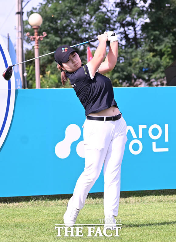 홍정민이 19일 경기 양주 레이크우드CC에서 열린 KLPGA(한국여자프로골프)투어 상상인·한경 와우넷 오픈 2025 최종라운드 경기에 참가해 10번홀에서 티샷을 하고 있다. /양주=이새롬 기자