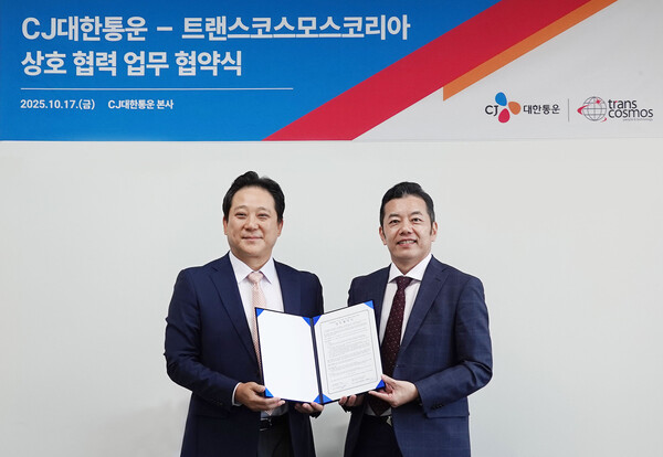장영호 CJ대한통운 IFS본부장(왼쪽)과 타니 히로유키 TCK 대표가 업무협약 체결 후 기념촬영을 하고 있다. /CJ대한통운
