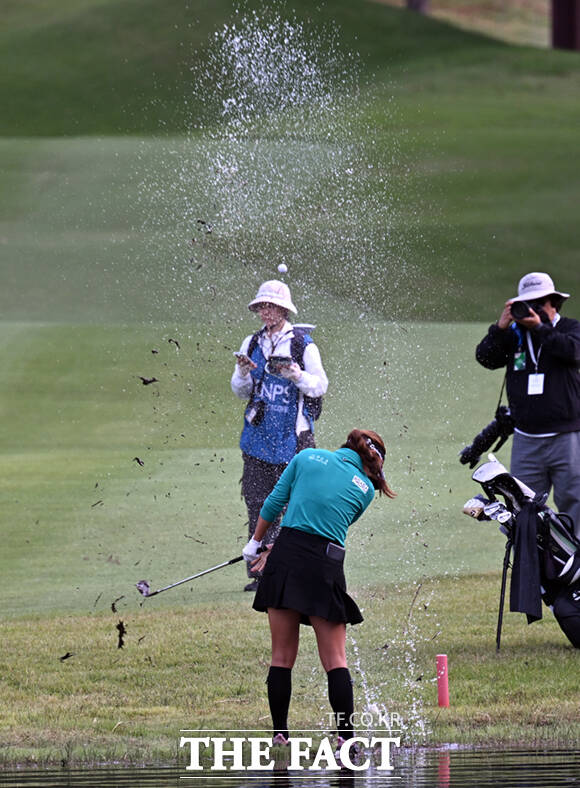 이동은이 19일 경기 양주 레이크우드CC에서 열린 KLPGA(한국여자프로골프)투어 상상인·한경 와우넷 오픈 2025 최종라운드 18번홀에서 해저드 근처에 떨어진 공을 쳐내고 있다. /양주=이새롬 기자