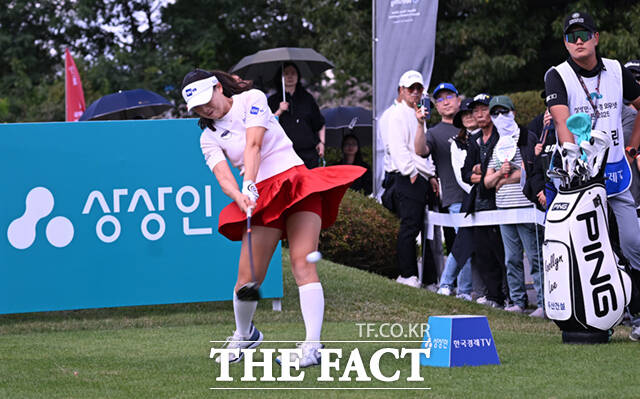 이율린이 19일 경기 양주 레이크우드CC에서 열린 KLPGA(한국여자프로골프)투어 상상인·한경 와우넷 오픈 2025 최종라운드 경기에 참가해 10번홀에서 티샷을 하고 있다.