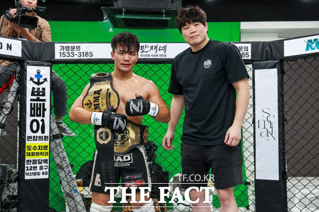 슈퍼라이트급(-75kg) 챔피언 이현우(25, 포항팀매드)가 KMMA 라이트급(-71.5kg)잠정챔피언에 오르며 더블 타이틀 홀더가 됐다. /KMMA