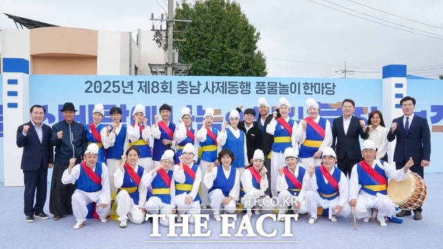 제8회 충남 사제동행 풍물놀이 한마당에 참가한 김지철 교육감을 비롯한 내빈들이 한 공연단과 함께 기념촬영을 하고 있다. /충남교육청