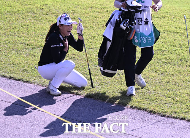 지한솔이 19일 경기 양주 레이크우드CC에서 열린 KLPGA(한국여자프로골프)투어 상상인·한경 와우넷 오픈 2025 최종라운드에서 18번홀 경기 도중 코스 밖에서 세컨샷을 친 뒤 그린에 안착하자 안도하고 있다. /양주=이새롬 기자