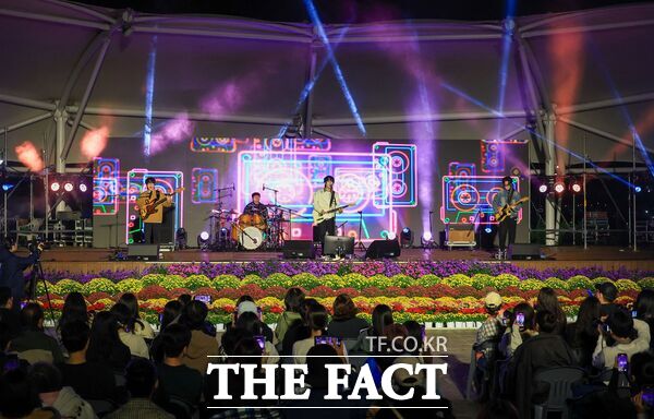 18일 유림공원에서 제16회 유성국화축제의 개막을 알리는 유성국화음악회가 열렸다. /유성구