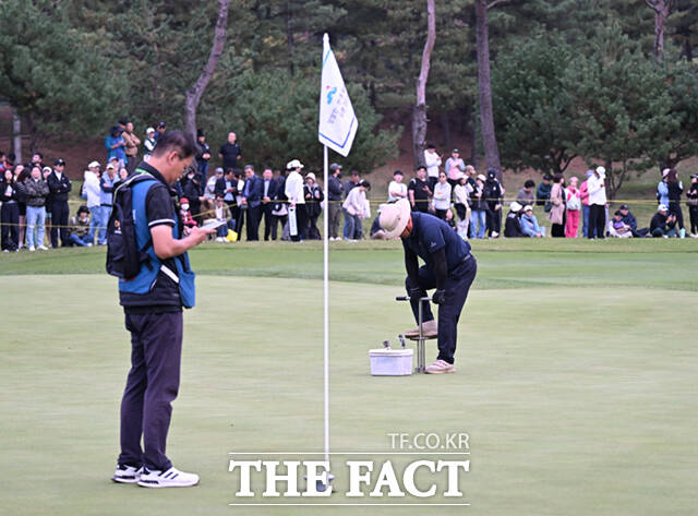 19일 경기 양주 레이크우드CC에서 KLPGA(한국여자프로골프)투어 상상인·한경 와우넷 오픈 2025 최종라운드가 열린 가운데, 박지영과 이율린이 여러차례 연장전에 돌입하자 관계자들이 난도 조정을 위해 18번홀 위치를 조정하고 있다. /양주=이새롬 기자