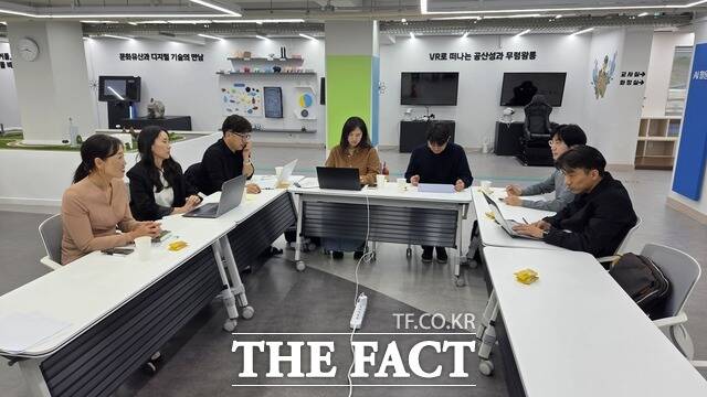 20일 공주 인공지능(AI)창의나루에서 ‘함께 성장하는 질문여행’ 영재교육 수업자료 개발 생각나눔자리를 진행하고 있다. /충남교육청