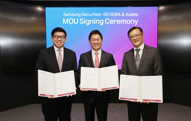 지난 17일 서울 서초구 삼성증권 본사에서 진행된 제휴식에서 (왼쪽부터) 싱가포르 국부펀드 테마섹의 100% 자회사인 세비오라 그룹의 가브리엘 림 대표, 박종문 박종문 사장, 아젤리아 자산운용의 CEO이자 CIO인 추엔야우 사장이 기념촬영을 하고 있다. /삼성증권