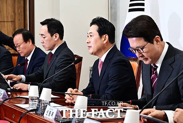 장동혁 국민의힘 대표가 20일 오전 서울 여의도 국회에서 열린 최고위원회의에 참석해 모두발언을 하고 있다. /배정한 기자