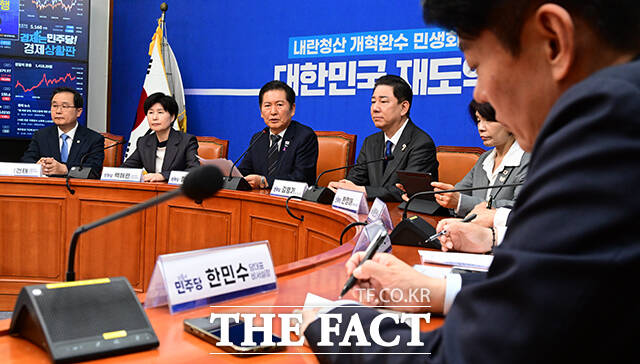 왼쪽부터 이건태 간사, 백혜련 위원장, 정청래 대표.