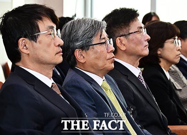 나경원 국민의힘 의원 이석 지켜보는 김재호 춘천지방법원장(왼쪽 두번째).