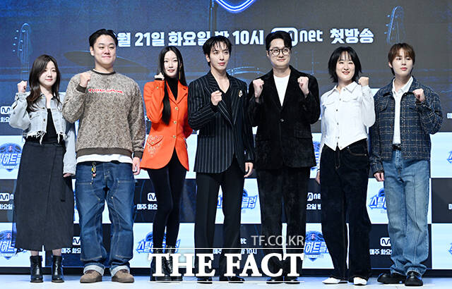 김은미PD와 이형진PD, 배우 문가영, 가수 정용화, 이장원, 선우정아, 하성운(왼쪽부터)이 20일 오전 서울 강남구 엘리에나호텔에서 열린 Mnet ‘스틸하트클럽’ 제작발표회에 참석해 포즈를 취하고 있다. /서예원 기자