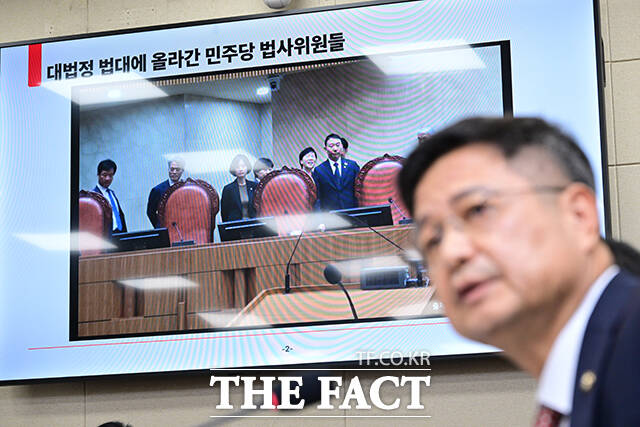 김장겸 국민의힘 의원이 민주당 법제사법위원들의 대법원 방문과 관련해 발언하고 있다.