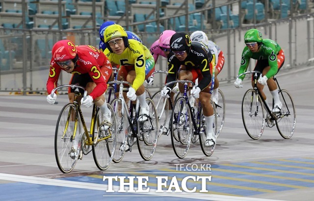 광명스피돔에서 열린 경륜 경주에 출전한 선수들이 결승선을 향해 힘차게 페달을 밟고 있다./국민체육진흥공단