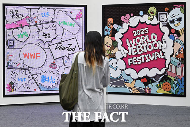 2025 월드 웹툰 페스티벌이 20일 오후 서울 송파구 롯데월드 아이스링크에서 열린 가운데 관람객들이 전시를 관람하고 있다. /남용희 기자
