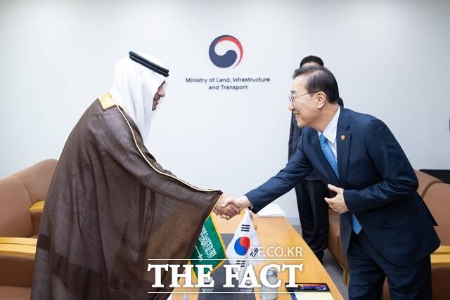 김윤덕 국토교통부 장관은 20일 오전 국토발전전시관에서 사우디의 마제드 알 호가일(Majed Al-Hogail) 지방자치주택부 장관을 만나 한·사우디 간 도시 및 주택 개발 분야 협력방안을 논의했다. /국토부