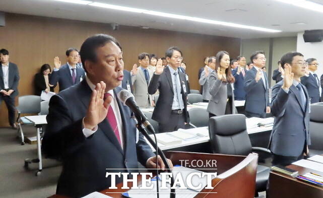 선서하는 최민호 세종시장. /김형중 기자