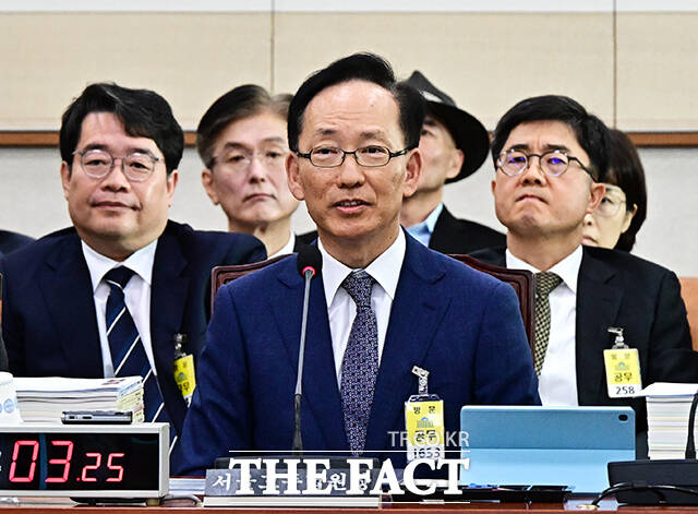 질의에 답변하는 김대웅 서울고등법원장.