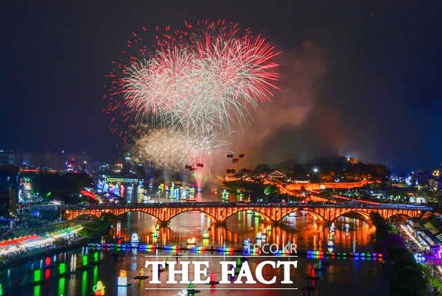 진주남강유등축제 모습 /진주시