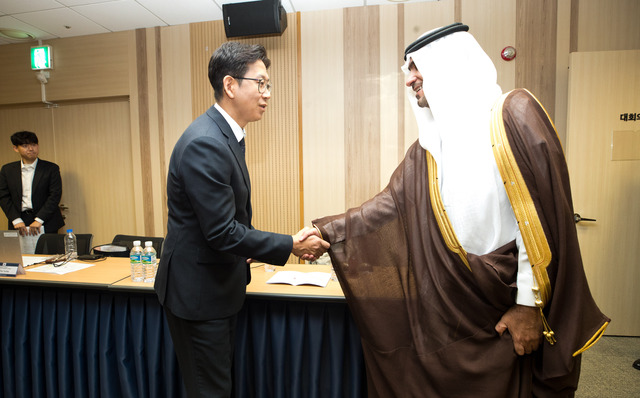 20일 서울 과학기술자문회의에서 배경훈 부총리 겸 과학기술정보통신부 장관이 마지드 알호가일 사우디아라비아 방자치주택부 장관과 악수하고 있다. /과학기술정보통신부