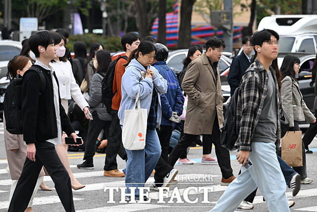 전국 대부분 지역의 아침 기온이 떨어진 20일 오전 서울 종로구 세종대로사거리 일대에서 직장인들이 몸을 움츠린 채 출근길에 나서고 있다. /박헌우 기자