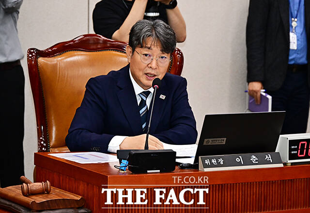 이춘석 무소속 의원은 지난 8월4일 국회 본회의장에서 휴대전화를 이용해 보좌관 차모 씨 명의로 주식 거래를 한 혐의를 받는다. 이 의원은 사전에 인지한 미공개 정보를 이용한 주식 투자로 수익을 본 혐의도 있다. /국회=배정한 기자