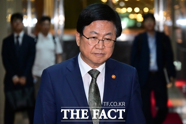 최교진 교육부 장관은 20일 출입기자단 대상 기자간담회에서 유아 대상 영어학원(영어유치원) 규제에 대해 반드시 필요하다며 합리적이고 실현 가능성이 중요하다는 입장을 밝혔다./남윤호 기자