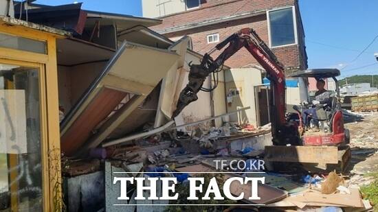 경기 파주시가 소방서, 경찰서 등 지원 인력을 포함한 총 102명의 인력과 장비를 투입, 지난 15~16일 무단건축물 1개 동을 철거하고 있다. /파주시